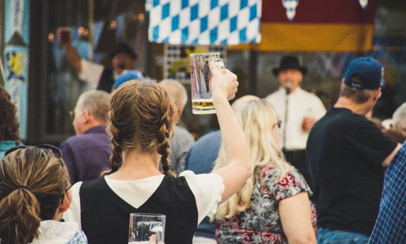Meisje proost tijdens oktoberfest